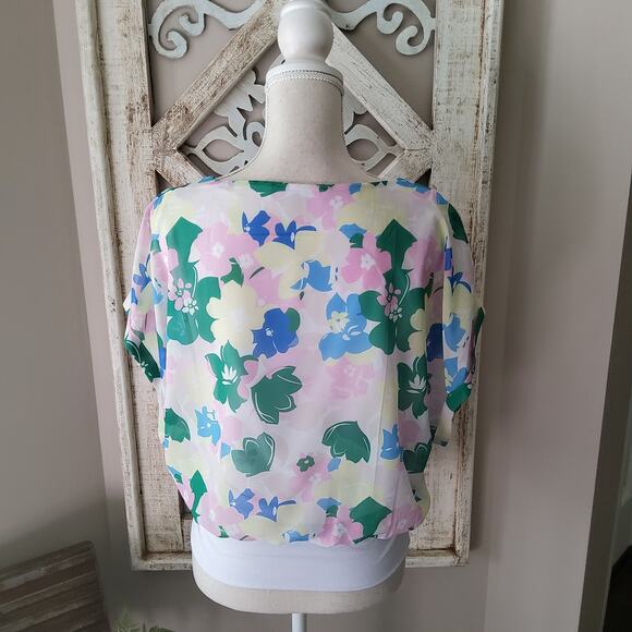 Joseph A. Women's Short Sleeve Dolman Blouson Banded Blouse Top in Pastel Floral - Picture 6 of 11